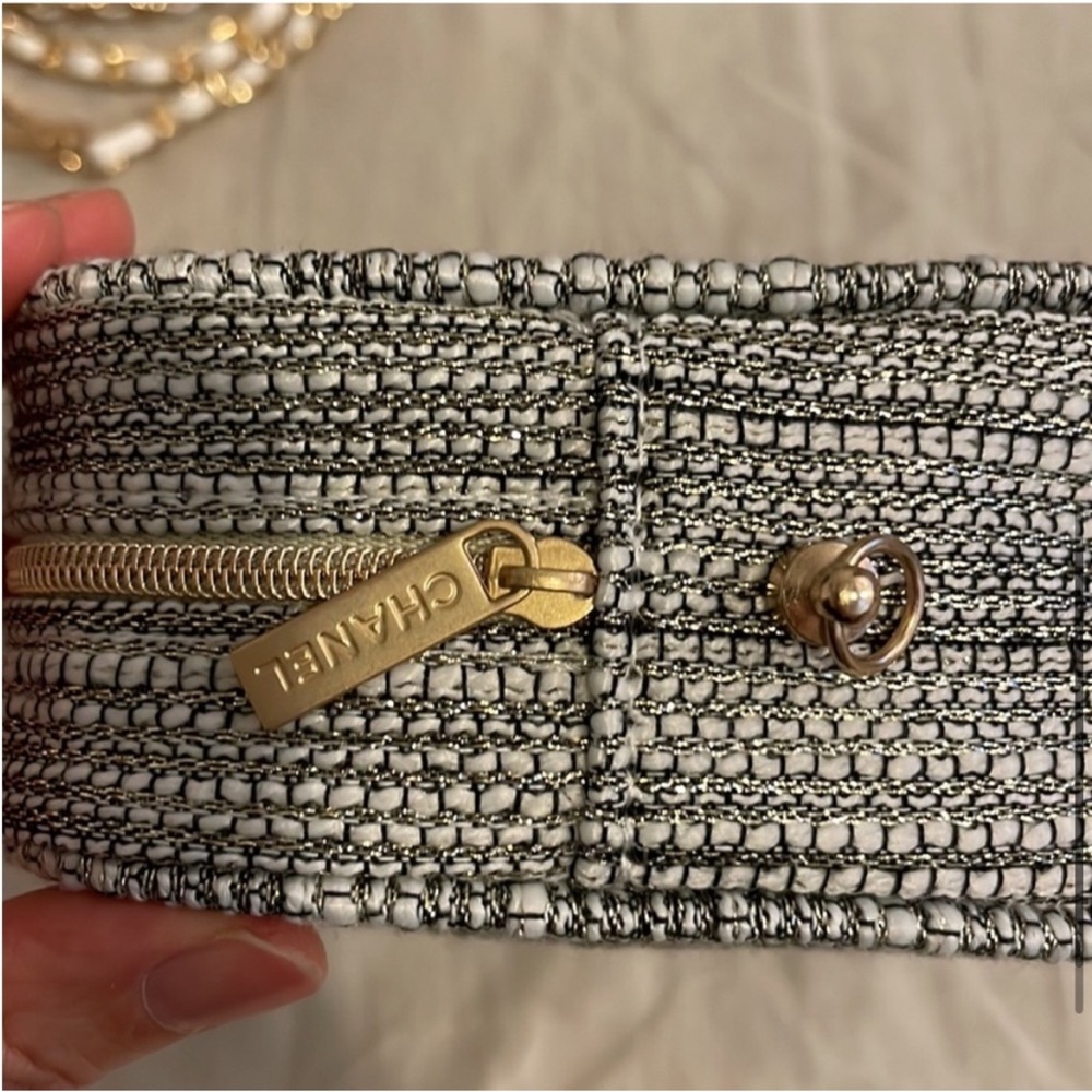 Authentic Chanel Tweed crossbody bag - Picture 6 of 13